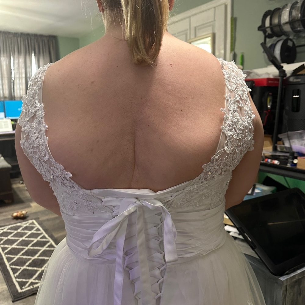 Elegant short White Wedding Dress - Picture 9 of 11